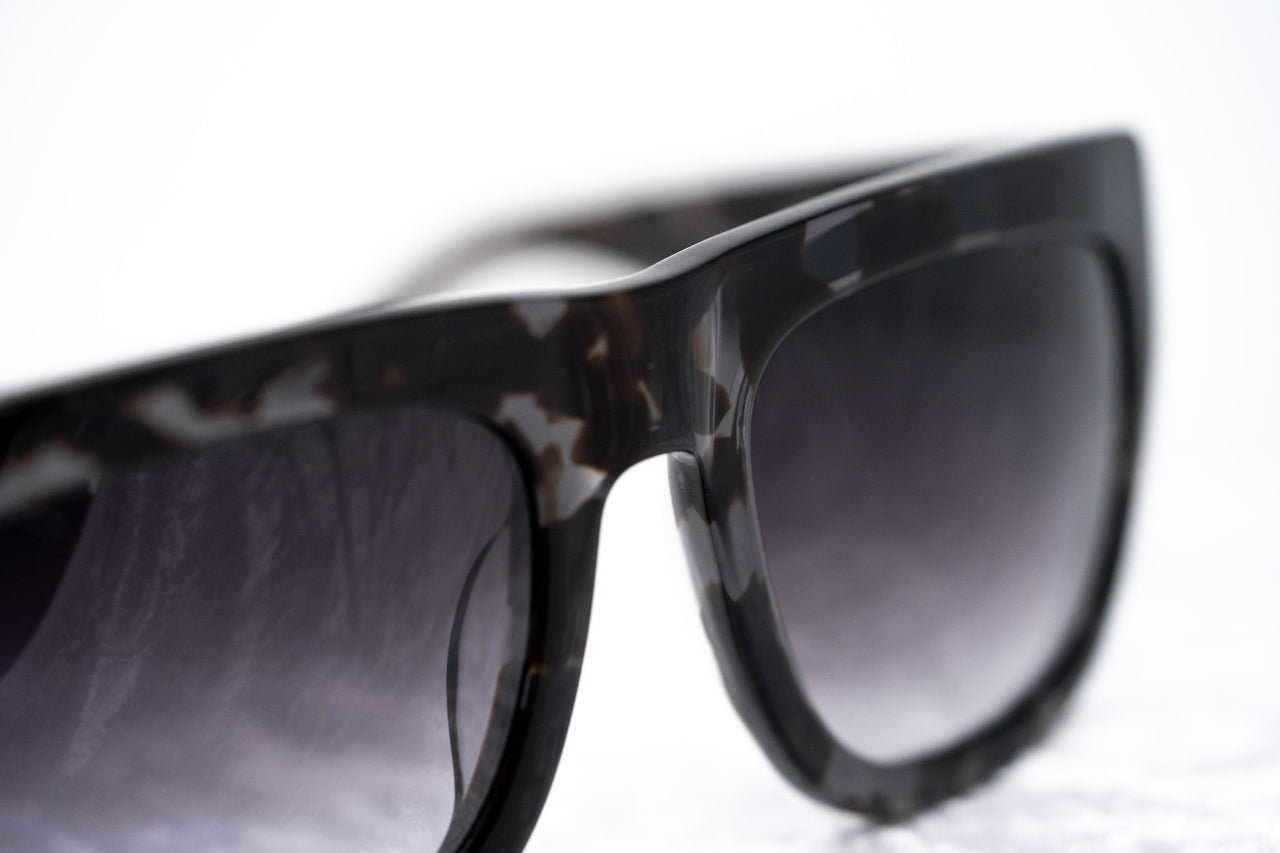 Kokon To Zai Sunglasses D-Frame Unisex Matte Black Tortoiseshell With CAT5 Grey Gradient Lenses Lenses KTZ10C5SUN - Watches & Crystals