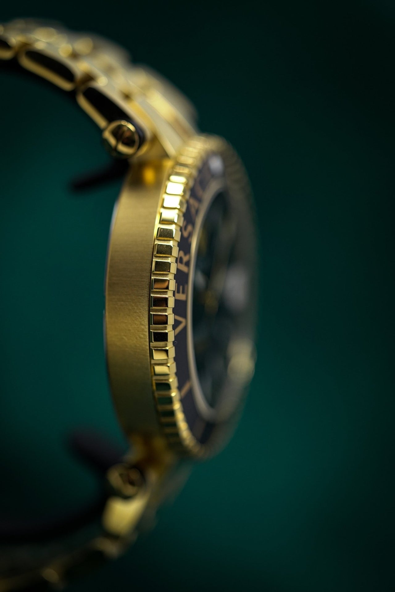 Versace V-Race Diver Gold Plated - Watches & Crystals